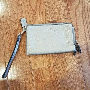 Metallic coach wrislet